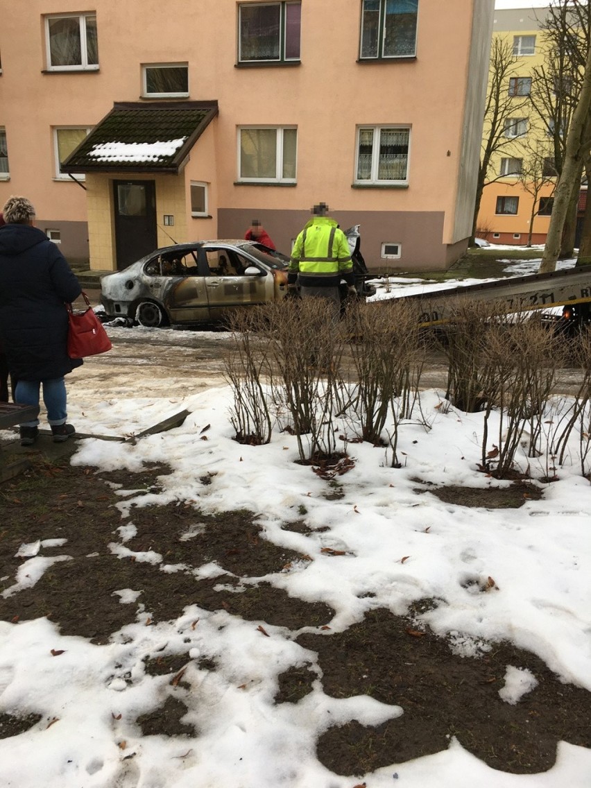 Auto stanęło w płomieniach przy ul. Małcużyńskiego w Słupsku