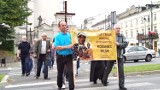 Męski różaniec publiczny w Piotrkowie. Mężczyźni po raz 50. przejdą ulicami miasta w sobotę 6 maja 2023. Jaką trasą idą? ZDJĘCIA 