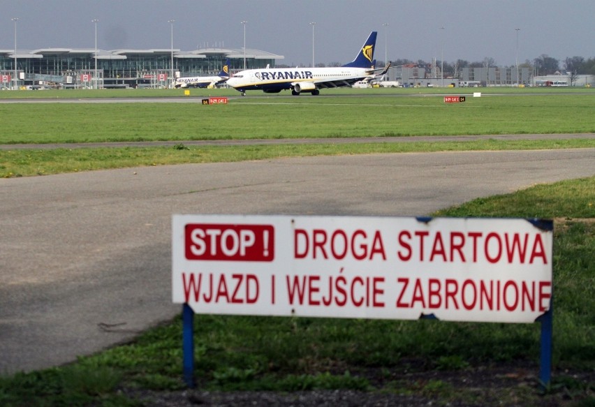 Samoloty lądujące we Wrocławiu są zagrożone - alarmuje miasto i zawiadamia prokuraturę