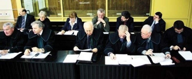 Proces wiceprezydentów przed krakowskim sądem Włądysław W. w drugim rzędzie z prawej