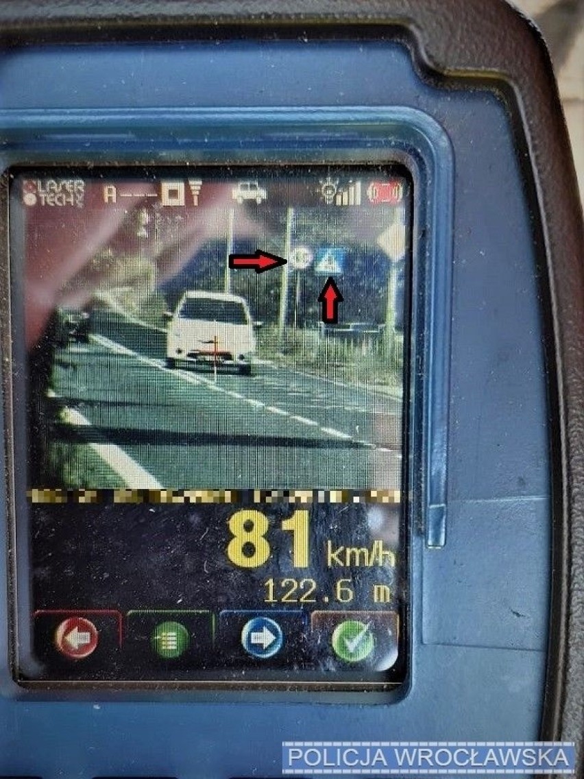 Wrocław. Niecierpliwy kierowca dostał 600 złotych mandatu i 18 punktów karnych. "Bo auto przed nim za wolno jechało..."