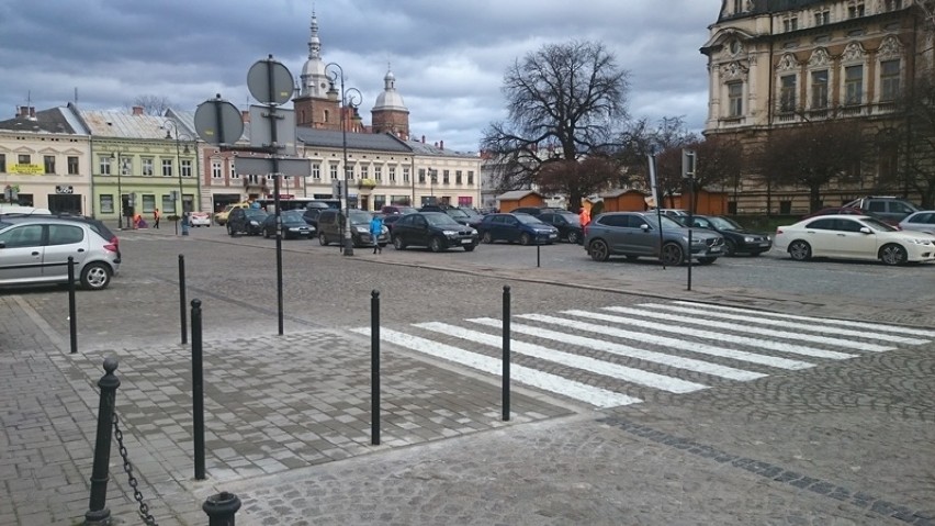 Remont kostki brukowej w Rynku zakończony. Jeździmy już po staremu