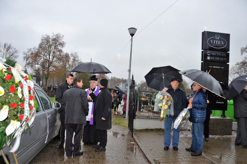 Mieszkańcy Szprotawy w strugach deszczu pożegnali Franciszka...