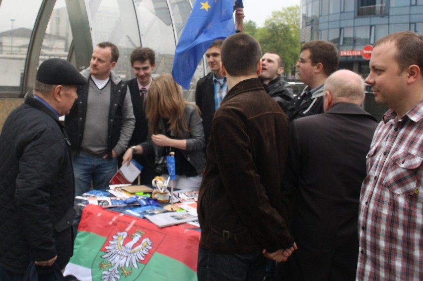 Sosnowiec: Młodzi Demokraci przypominali sosnowiczanom o rocznicy wejścia do Unii Europejskiej FOTO