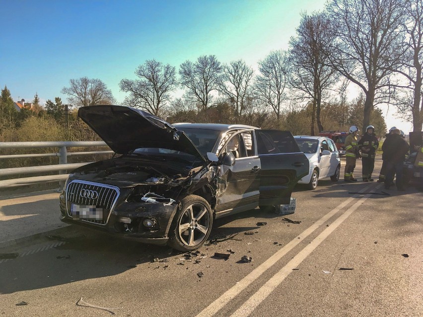 Wypadek na ul. Malborskiej w Prabutach. Ranne dwie osoby, sprawca uciekł z miejsca zdarzenia [ZDJĘCIA]