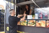Zlot Food trucków w Tarnowie. Mobilne kuchnie serwowały potrawy z całego świata [ZDJĘCIA]