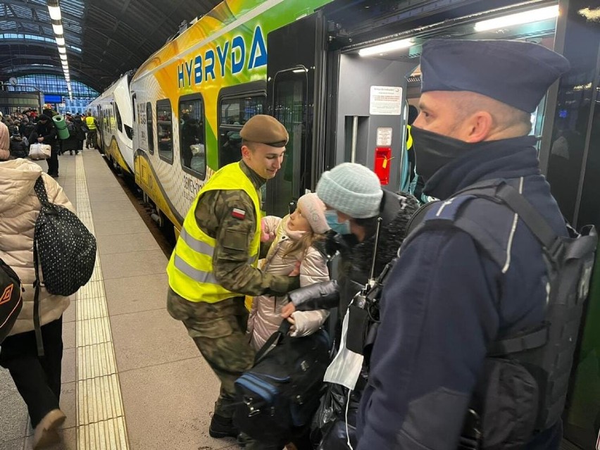 Kolejny pociąg humanitarny przyjechał do Wrocławia,...