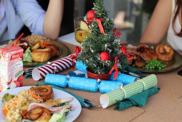 Nie lubisz lub nie potrafisz gotować? A może zwyczajnie nie masz na to czasu? Świąteczne menu spędza tobie sen z powiek? Sprawdziliśmy ile kosztuje catering na Boże Narodzenie 2022 w regionie.

Zobacz oferty cateringu świątecznego restauracji i lokali gastronomicznych w Kujawsko-Pomorskiem. Szczegóły na kolejnych slajdach naszej galerii.