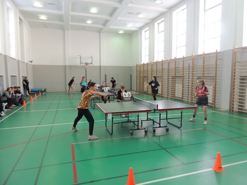 Mistrzostwa wieluńskich szkół średnich w tenisie stołowym. Wygrały reprezentacje "Odry" i "Korczaka"