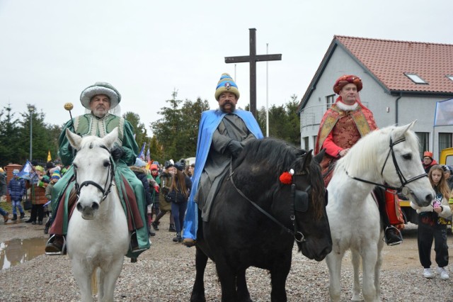 W sobotę, 6 stycznia przypada uroczystość Objawienia Pańskiego, zwana świętem Trzech Króli. Już po raz 12 Orszak Trzech Króli wyruszy z Lubowidza w kierunku Mostów, tym razem pod hasłem „W jasełkach leży".