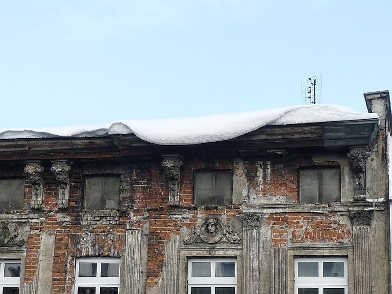 Wrocław: Niebezpieczny śnieg przy Jagiellończyka