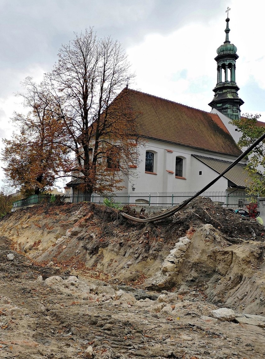 Odkryty fragment muru na wysokości kościoła św. Mikołaja