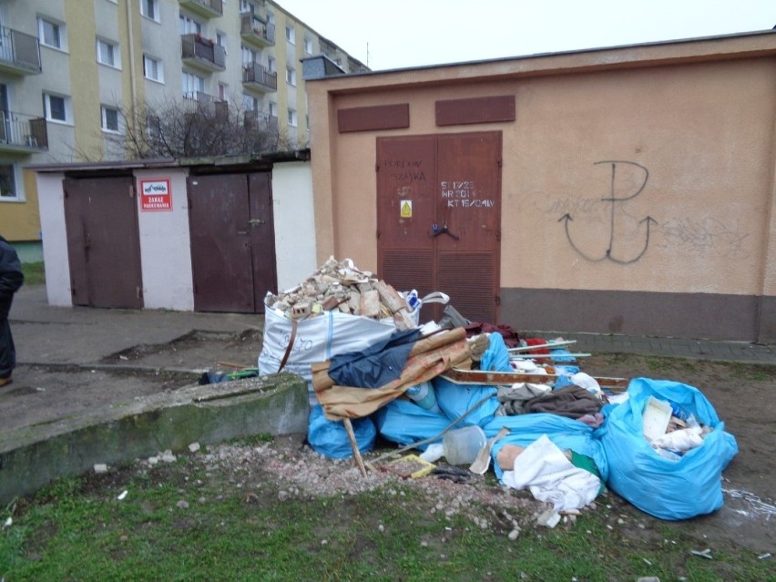 Gruz i śmieci przed jednym z bloków na Szarych Szeregów