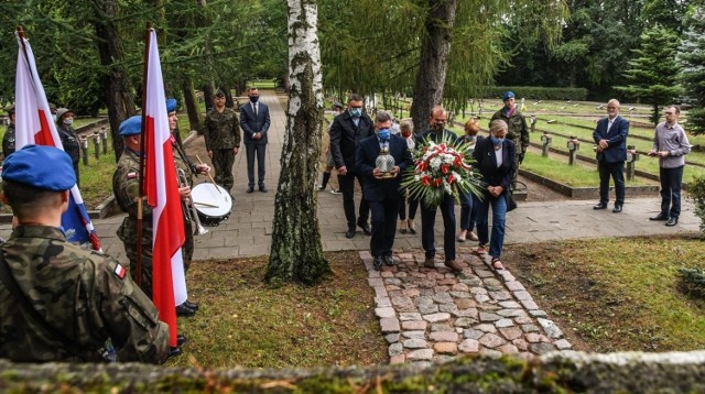 Dla upamiętnienia 81. rocznicy wybuchu II wojny światowej w Bydgoszczy złożono kwiaty w asyście żołnierzy i harcerzy