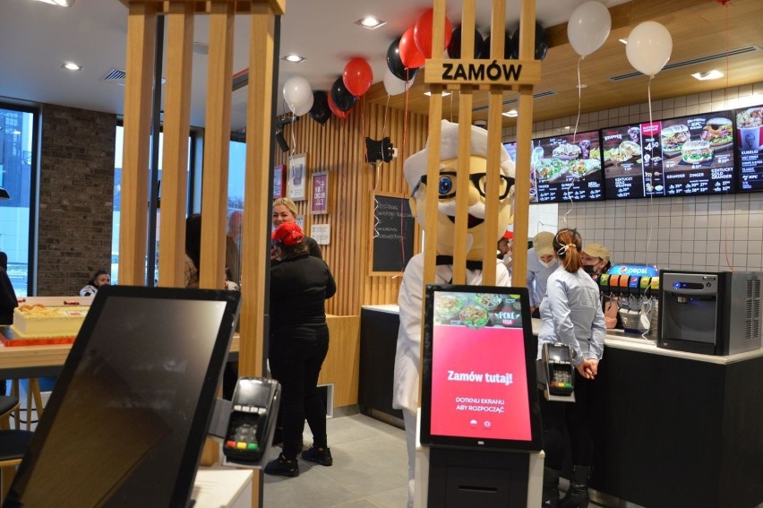 Restauracja KFC w Ostrowcu otwarta. Tłum czekał przed wejściem (WIDEO, ZDJĘCIA)