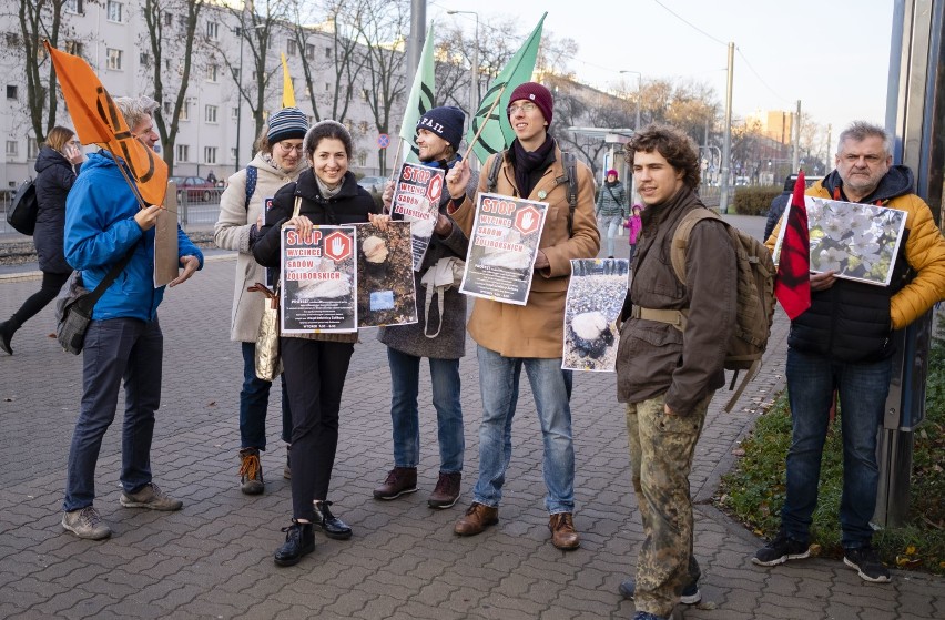 Mieszkańcy Żoliborza protestują przeciw wycince drzew w Sadach Żoliborskich. Drzewa poszły pod topór mimo trwających konsultacji