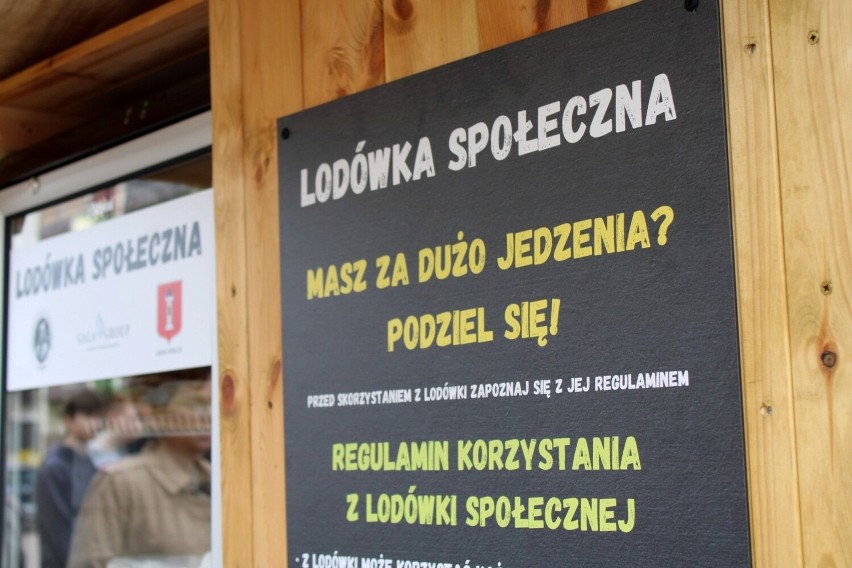 W Wieluniu jest już dostępna lodówka społeczna. Jadłodzielnia przy ul. Okólnej pomoże potrzebującym i ograniczy marnowanie żywności FOTO