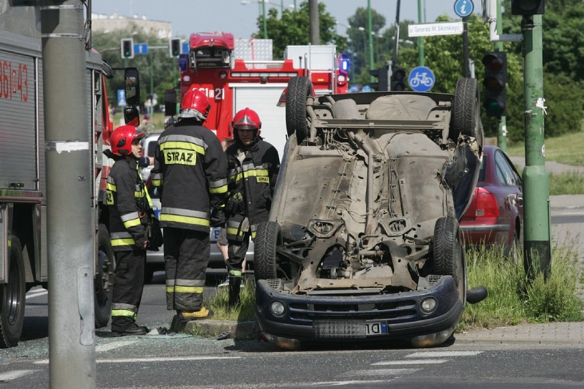 Wypadek na rondzie w Legnicy