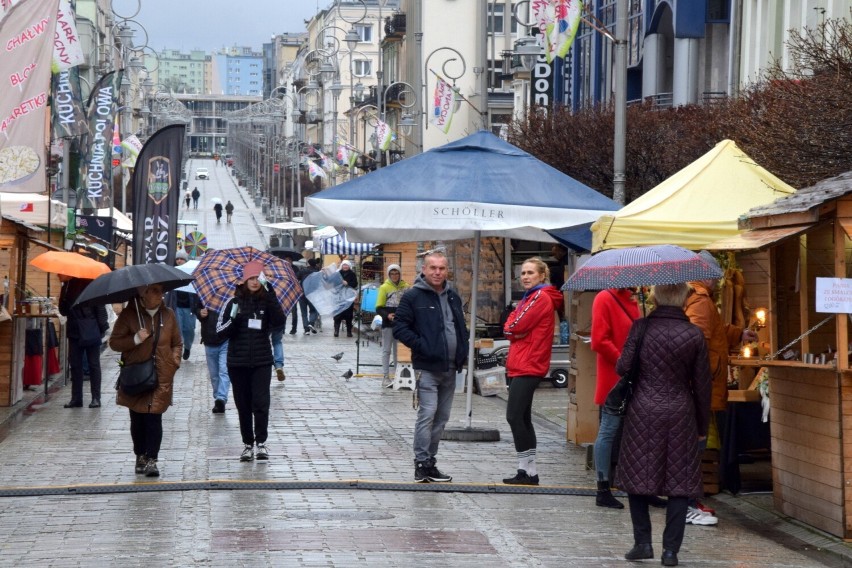 Drugi dzień Jarmarku Wielkanocnego na Placu Artystów w Kielcach. Gwiazdą Kevin Aiston z "Europa da się lubić"! Zobacz zdjęcia