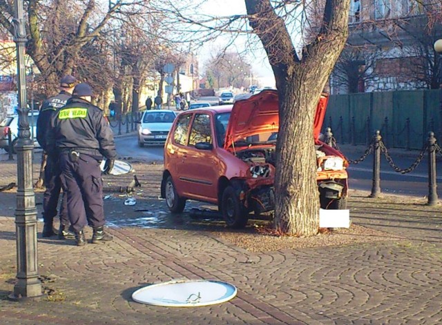 Wypadek w Kole. Samochód uderzył w drzewo
