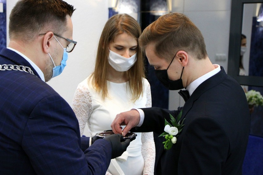 Polkowice: Burmistrz udzielił ślubu dwóm parom. Wszyscy byli w maseczkach 