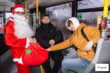 Mikołaj częstował cukierkami na ulicach Bełchatowa i w miejskich autobusach