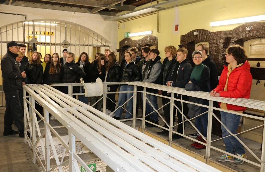 Młodzież z szamotulskiego liceum za murem więzienia we Wronkach