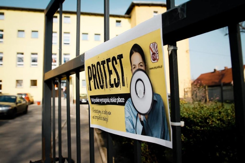 Wałbrzych: Rozpoczął się bezterminowy strajk nauczycieli. Dzieci zostały w domach [ZDJĘCIA]