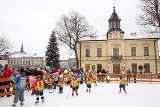 NOWY TARG. Na Rynku dzieci i młodzież ślizgają się za darmo