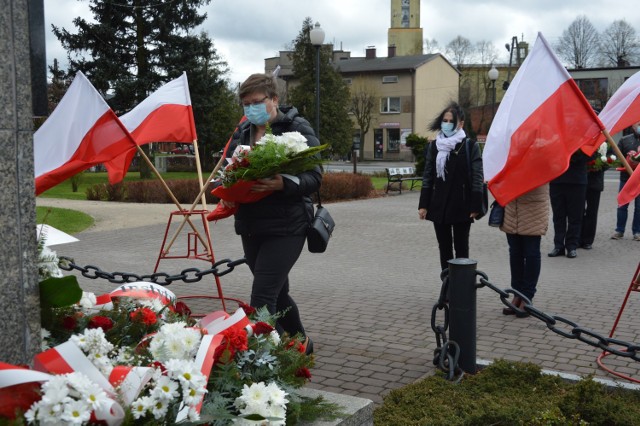 Delegacje złożyły symboliczne wiązanki kwiatów przy pomniku Tadeusza Kościuszki.