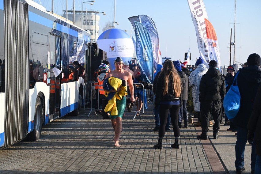 Zawody w pływaniu w lodowatej wodzie Gdynia Winter Swimming...