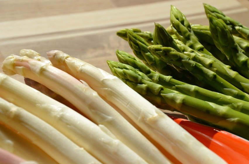 Szparagi zawierają w sobie związek o nazwie asparagina....