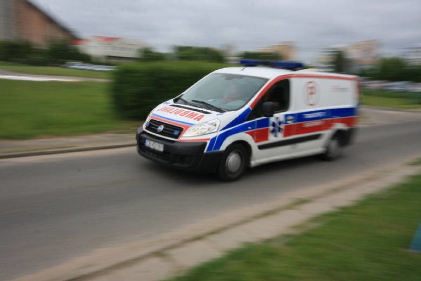 Poważny wypadek w Zalesiu w gminie Brusy. Samochód uderzył w drzewo, 3 osoby trafiły do szpitala