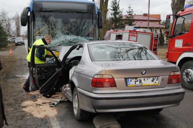 Czołowe zderzenie autobusu w Leszczynku