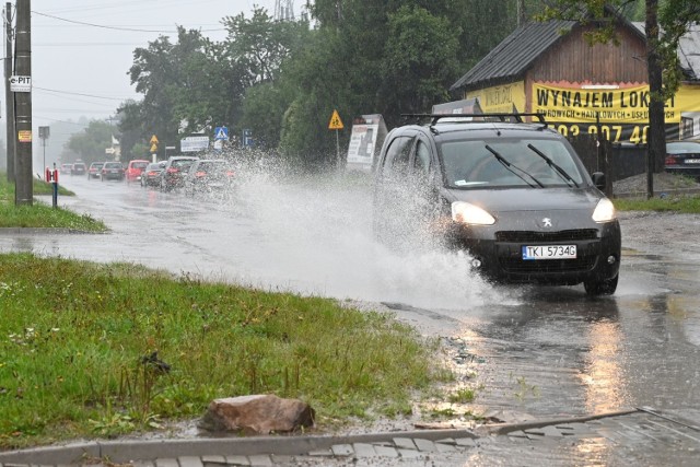 Ulica Zagnańska, od Witosa do granic miasta jest w opłakanym stanie. W październiku rozpocznie się przebudowa.