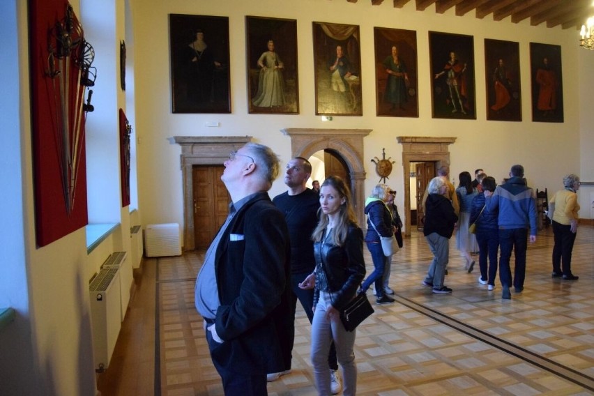 Noc Muzeów 2023 w Kielcach. W dawnym Pałacu Biskupów Krakowskich zwiedzano zabytkowe wnętrza. Zobaczcie zdjęcia 