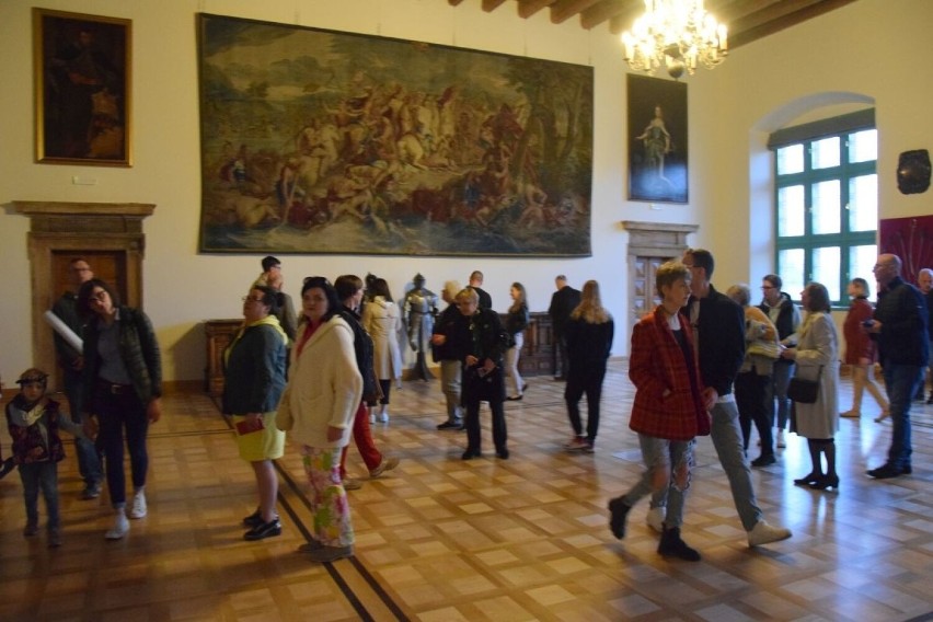 Noc Muzeów 2023 w Kielcach. W dawnym Pałacu Biskupów Krakowskich zwiedzano zabytkowe wnętrza. Zobaczcie zdjęcia 
