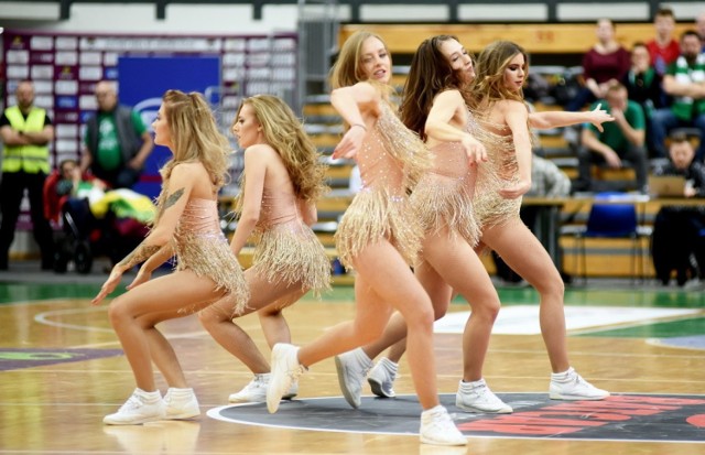 Zespół Cheerleaders Zielona Góra towarzyszy koszykarzom od wielu lat. W hali CRS zagrzewa zespół Stelmetu Enei BC do walki w Energa Basket Lidze i rozgrywkach VTB. Co jakiś czas zmienia się skład ekipy. Tej grupy dziewcząt wcześniej nie prezentowaliśmy. Zobaczcie, jak wygląda piękniejsza strona zielonogórskiego basketu.  

POLECAMY: „Zdemolowany" rywal! Stelmet wygrał dziesiąty mecz z rzędu [ZDJĘCIA]

ZOBACZ TEŻ: Kibice super się postarali! Nieśli Stelmet do wygranej nad Treflem Sopot [ZDJĘCIA]

OBEJRZYJ: Co robił Łukasz Koszarek w więzieniu?
