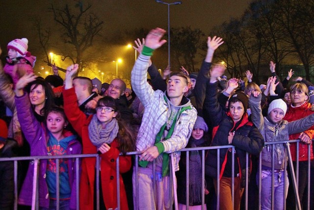 To już ostatnie godziny 2021 roku... Podobnie w tym, jak i ubiegłym nie ma Sylwestra plenerowego w Grudziądzu gdzie wspólnie byśmy mogli witać kolejny rok. Przed pandemią miejskie imprezy sylwestrowo-noworoczne przyciągały tłumy mieszkańców. Jak było? Oto zdjęcia z naszego archiwum z lat 2008-2021. Spójrzcie... Powspominajcie... A na cały 2022 rok życzymy Wszystkim Czytelnikom szczęścia, uśmiechu każdego dnia, zdrowia i miłości.