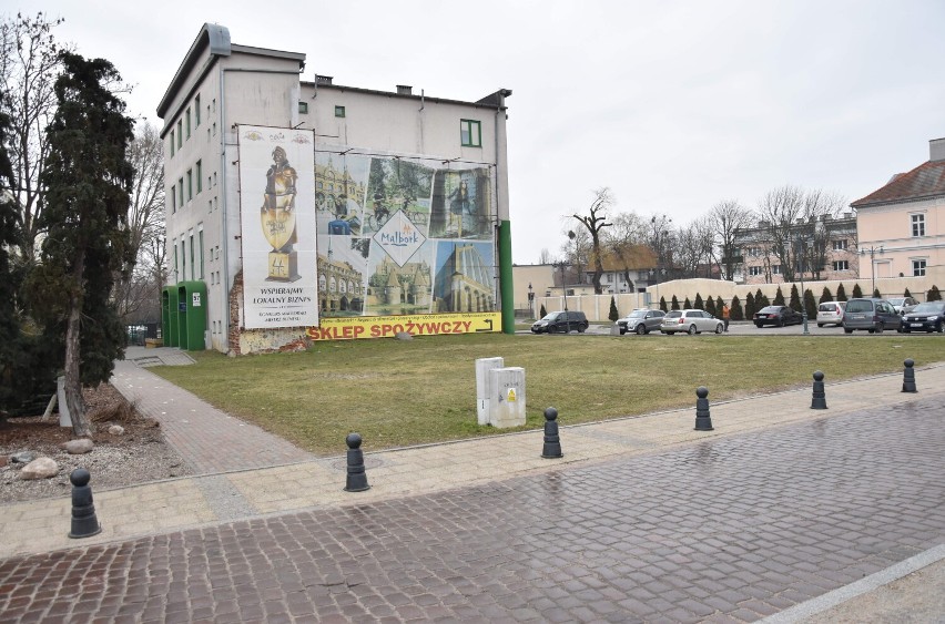 Malbork. Działka po Capitolu znów przedmiotem rozmów z inwestorem. Czy to koniec pustego placu w centrum miasta?