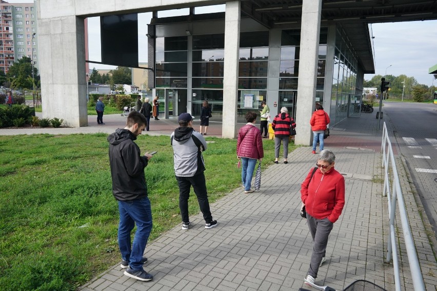 Bardzo duże kolejki ustawiają się w ostatnich dniach przed...