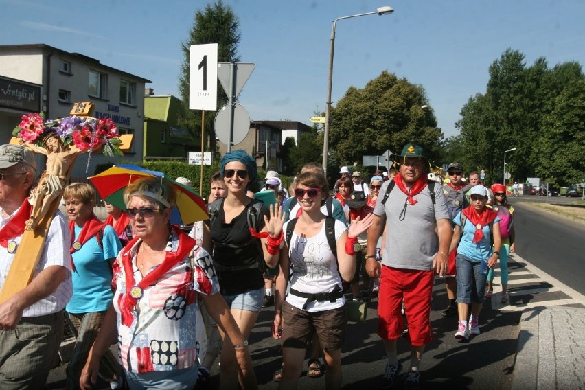 Rybnicka pielgrzymka 2013: Gorący asfalt daje popalić, ale humory dopisują