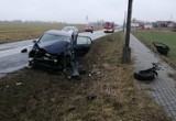 Wypadek w Cielętach w gminie Brodnica. Volkswagen golf zderzył się z ciężarówką. 42-latka trafiła do szpitala