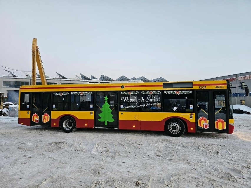 Mikołaj, Śnieżynka i słodkie prezenty w miejskich autobusach w Kielcach. Zobacz zdjęcia