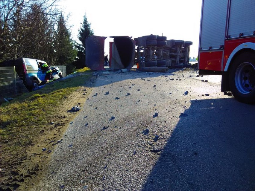 Wypadek z udziałem pociągu, ciężarówki i samochodu osobowego w Warzymicach