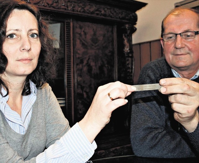 Elżbieta Sępek i Stanisław Pępek prezentują znak towarowy mebli