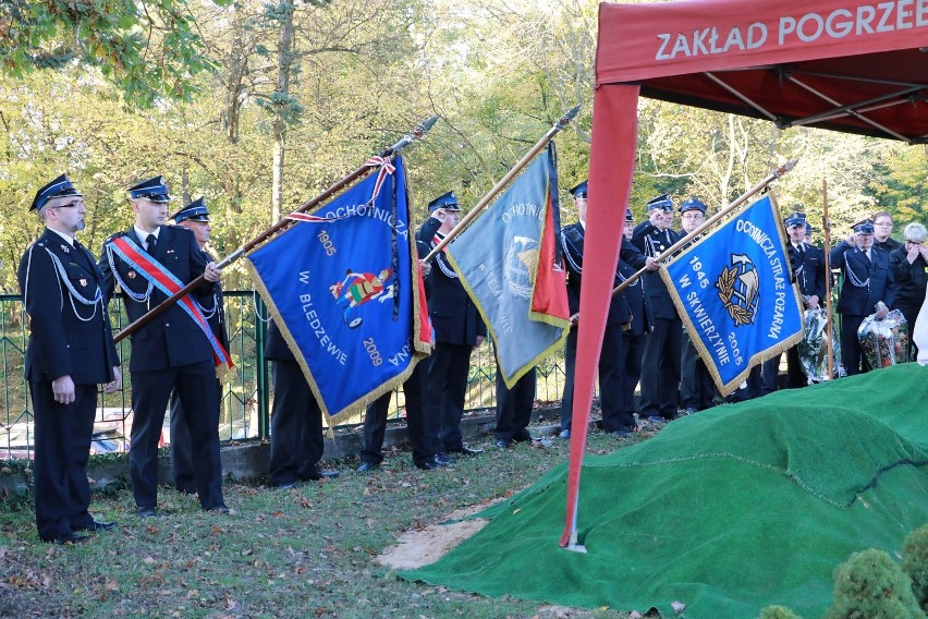 W pogrzebie wzięło udział kilkaset osób; przedstawiciele...