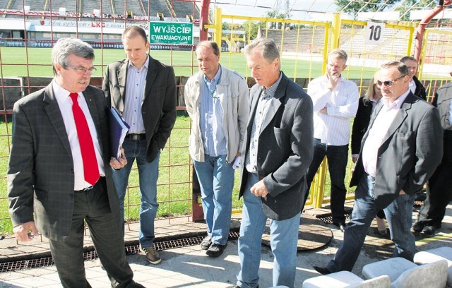 Mirosław Starczewski (od lewej) i Janusz Matusiak (od prawej) z PZPN wizytowali stadion przy al. Unii