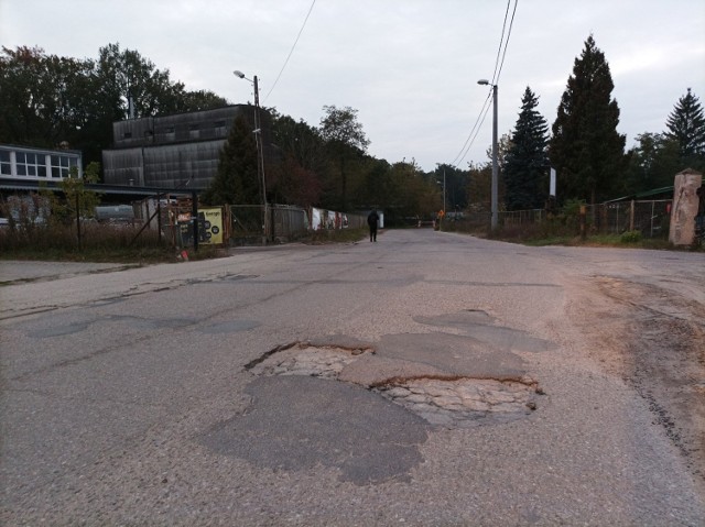 W poniedziałek, 11 października w Urzędzie Miejskim w Brodnicy podpisana została umowa z firmą TRANSBRUK Barczyńscy Sp. z o. o. na przebudowę ulicy Świerkowej w Brodnicy. Wyremontowane zostanie 696 metrów drogi od Cmentarza Wojskowego w Lasku Miejskim do firmy Westerbud, tuż za firmą Visotec Socha. Wartość inwestycji to ok. 770 tys. zł