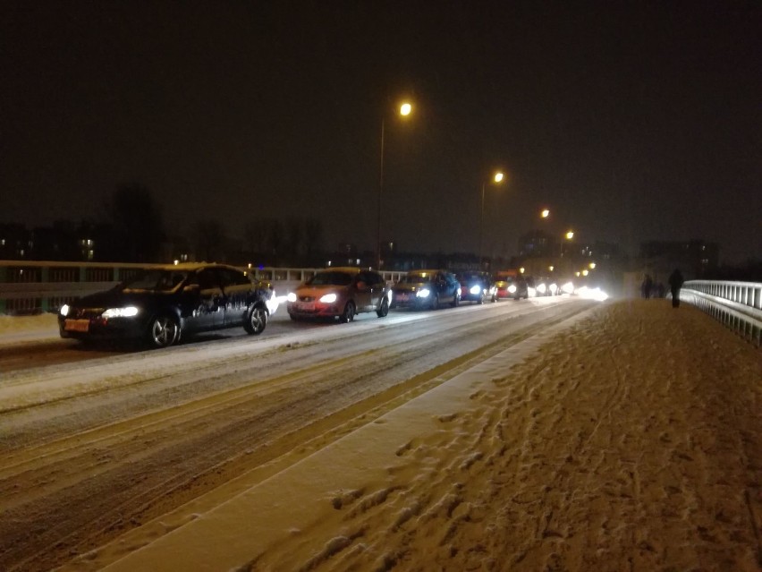 Zima w Opolu. Śnieg paraliżuje miasto, kierowcy jeżdżą wolniej, Opole zakorkowane